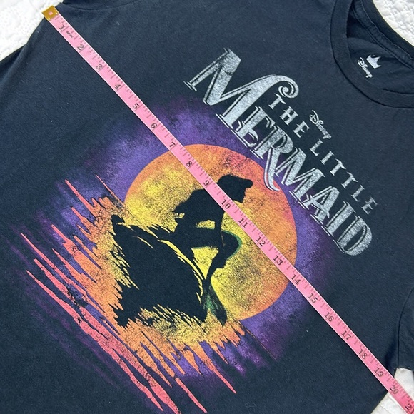 Disney - The Little Mermaid graphic tee women’s medium - Picture 4 of 5